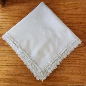 WHITE CLOTH WITH LACE TABLE LINEN/ NAPKIN